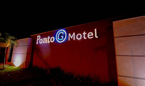 Fachada do Ponto G Motel à noite